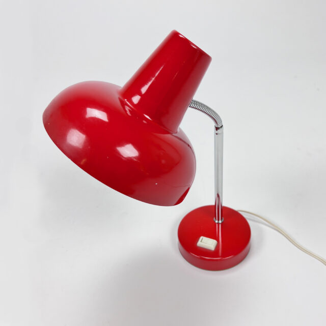 Red table lamp in good condition, minimal user marks appropriate to its age. Lacquer still in very good condition! Bendable piece so the shade is adjustable and can be used as desired. The dimensions are: height 43 cm - diameter cap 18 cm